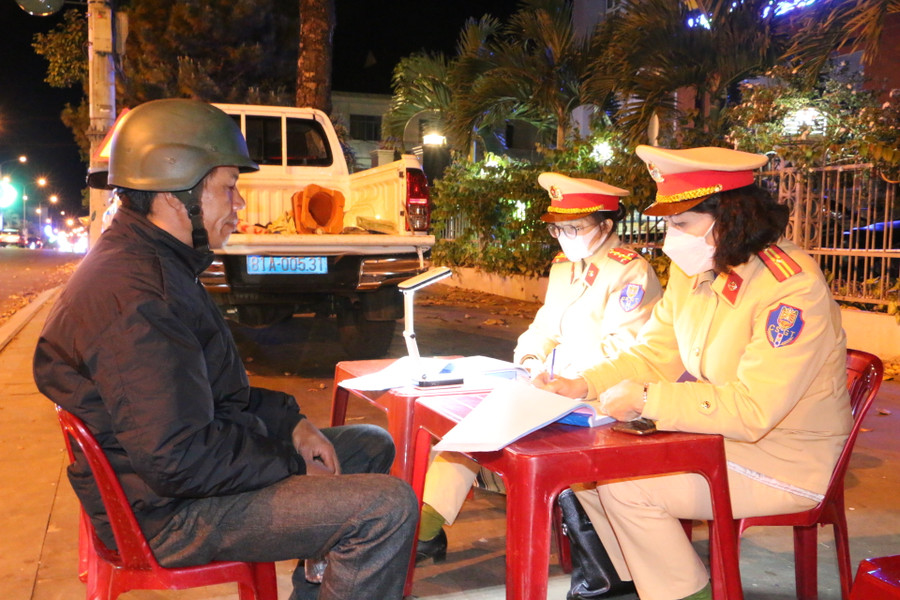 Lực lượng chức năng mạnh tay xử lý các trường hợp vi phạm nồng độ cồn, không có ngoại lệ, vùng cấm. Ảnh: Quang Tấn Lực lượng chức năng mạnh tay xử lý các trường hợp vi phạm nồng độ cồn, không có ngoại lệ, vùng cấm. Ảnh: Quang Tấn