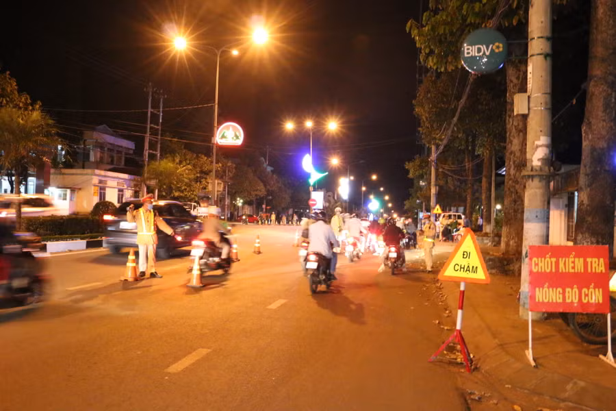 Thủ tướng Chính phủ chỉ đạo mạnh tay xử lý các trường hợp vi phạm nồng độ cồn. Ảnh: Quang Tấn