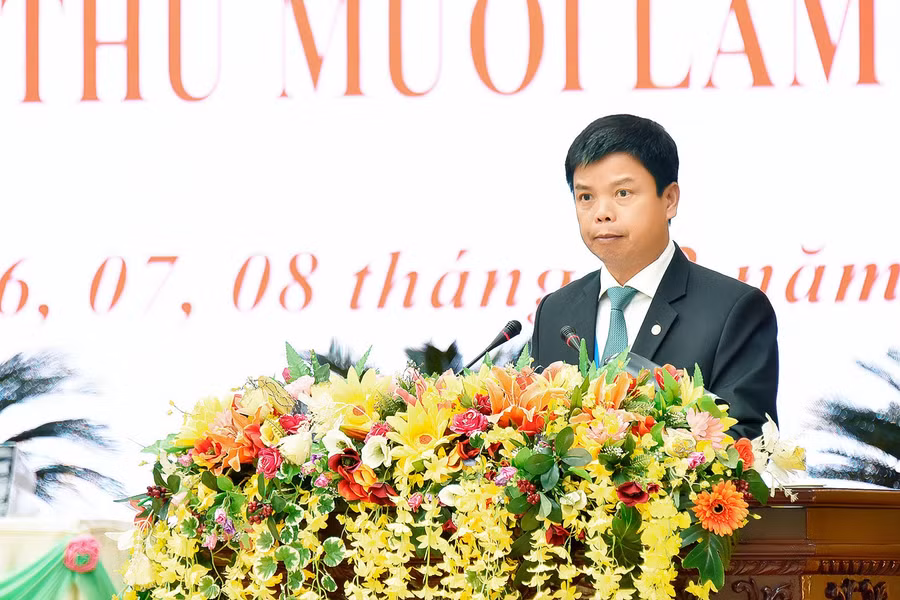 Phó Chủ tịch UBND tỉnh Nguyễn Hữu Quế báo cáo kết quả thực hiện nhiệm vụ năm 2023. Ảnh: Đức Thụy