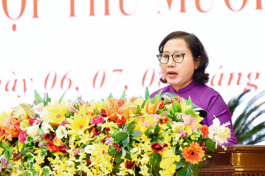 Phó Chủ tịch HĐND tỉnh Ayun H’Bút thông tin về tình hình hoạt động của Thường trực HĐND tỉnh trong năm 2023 và phương hướng nhiệm vụ công tác năm 2024. Ảnh: Đức Thụy Phó Chủ tịch HĐND tỉnh Ayun H’Bút thông tin về tình hình hoạt động của Thường trực HĐND tỉnh trong năm 2023 và phương hướng nhiệm vụ công tác năm 2024. Ảnh: Đức Thụy