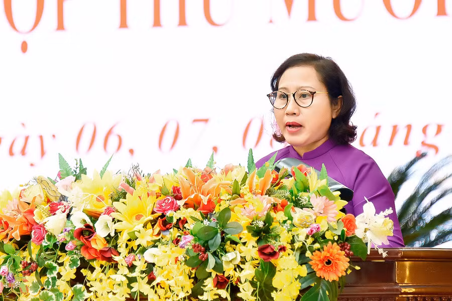 Phó Chủ tịch HĐND tỉnh Ayun H’Bút thông tin về tình hình hoạt động của Thường trực HĐND tỉnh trong năm 2023 và phương hướng nhiệm vụ công tác năm 2024. Ảnh: Đức Thụy