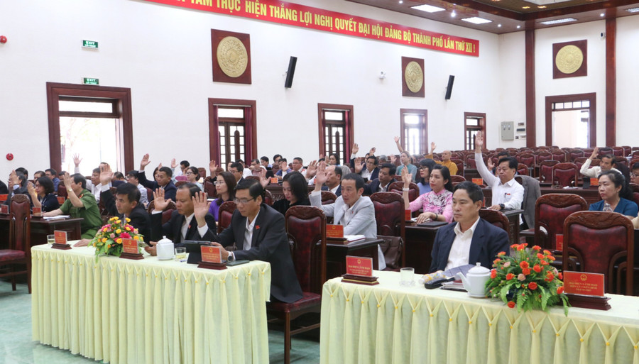 Các đại biểu biểu quyết thông qua 18 nghị quyết quan trọng trên các lĩnh vực. Ảnh: Quang Tấn Các đại biểu biểu quyết thông qua 18 nghị quyết quan trọng trên các lĩnh vực. Ảnh: Quang Tấn