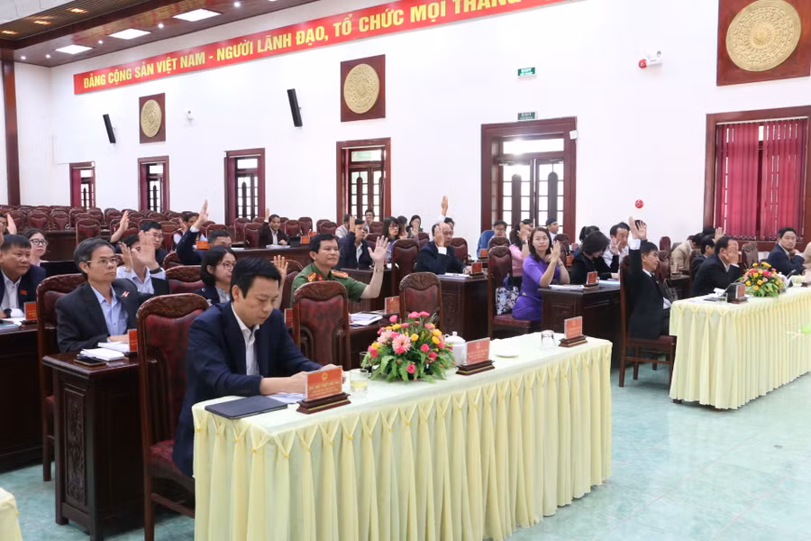 Các đại biểu biểu quyết thông qua Nghị quyết xác nhận kết quả lấy phiếu tín nhiệm. Ảnh: Quang Tấn