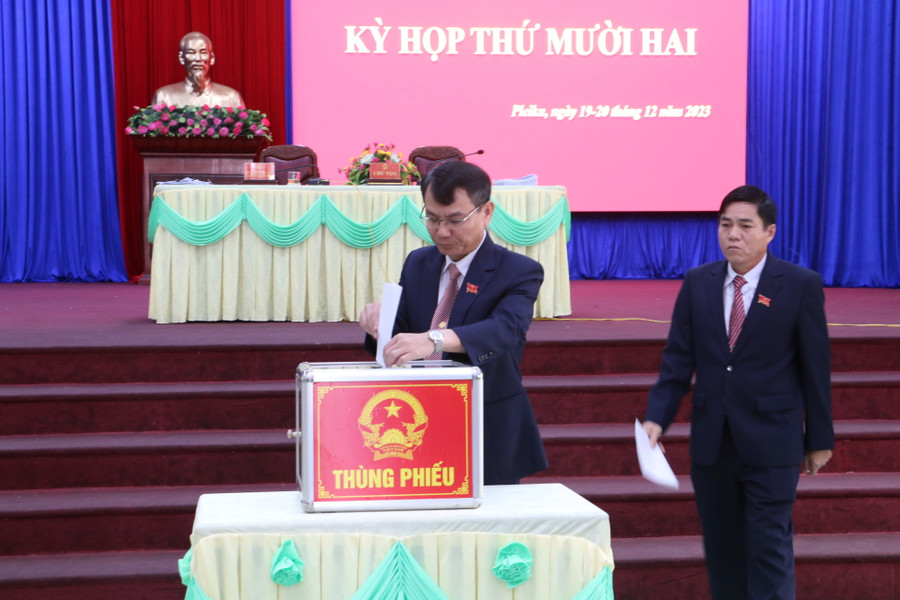 Các đại biểu tiến hành lấy phiếu tín nhiệm đối với 20 người giữ chức vụ do HĐND thành phố bầu. Ảnh: Quang Tấn Các đại biểu tiến hành lấy phiếu tín nhiệm đối với 20 người giữ chức vụ do HĐND thành phố bầu. Ảnh: Quang Tấn