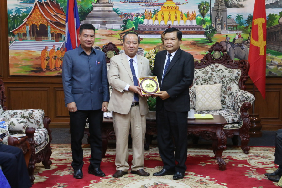 Phó Bí thư Thường trực Tỉnh ủy Gia Lai Châu Ngọc Tuấn (giữa) tặng biểu tượng của tỉnh Gia Lai cho Phó Bí thư Tỉnh ủy tỉnh Champasak. Ảnh: Q.T