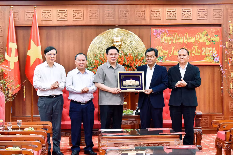 Chủ tịch Quốc hội Vương Đình Huệ tặng quà lưu niệm cho tập thể Ban Thường vụ Tỉnh ủy. Ảnh: Đức Thụy