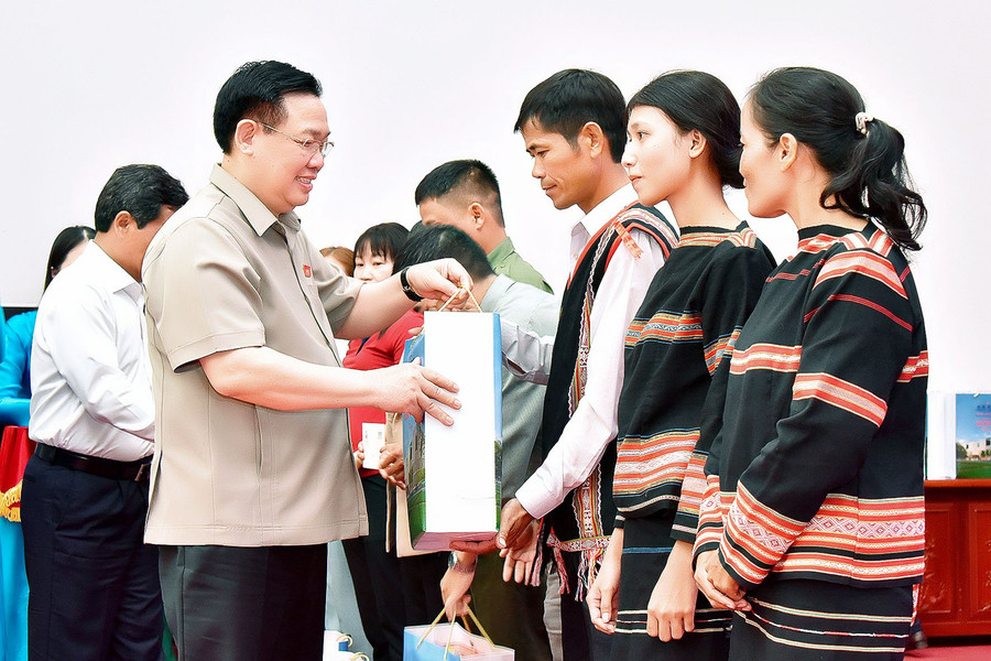 Chủ tịch Quốc hội Vương Đình Huệ trao quà cho các hộ nghèo. Ảnh: Đức Thụy