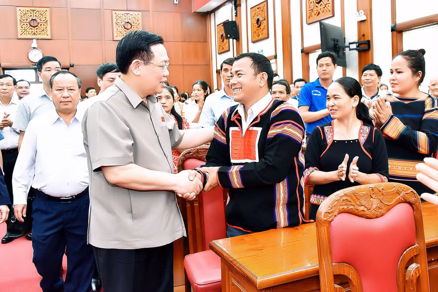 Chủ tịch Quốc hội ân cần thăm hỏi, động viên các gia đình chính sách, người có công, hộ nghèo, người lao động có hoàn cảnh gia đình khó khăn. Ảnh: Đức Thụy