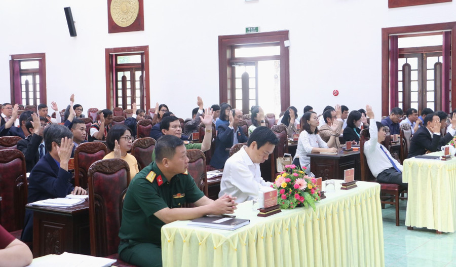 Các đại biểu HĐND thành phố đã biểu quyết thông qua 4 nghị quyết quan trọng. Ảnh: Quang Tấn Các đại biểu HĐND thành phố đã biểu quyết thông qua 4 nghị quyết quan trọng. Ảnh: Quang Tấn