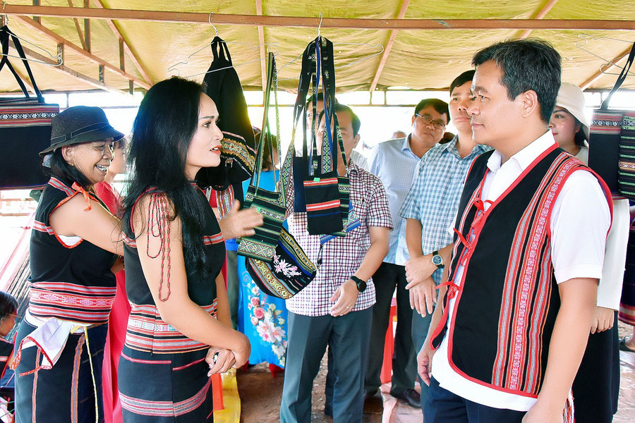 Bí thư Tỉnh ủy Hồ Văn Niên tham quan gian hàng của Tổ liên kết Đan lát, Dệt thổ cẩm. Ảnh: Đức Thụy Bí thư Tỉnh ủy Hồ Văn Niên tham quan gian hàng của Tổ liên kết Đan lát, Dệt thổ cẩm. Ảnh: Đức Thụy