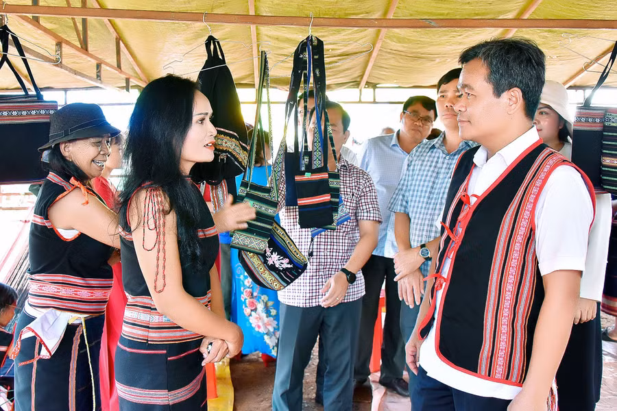 Bí thư Tỉnh ủy Hồ Văn Niên tham quan gian hàng của Tổ liên kết Đan lát, Dệt thổ cẩm. Ảnh: Đức Thụy