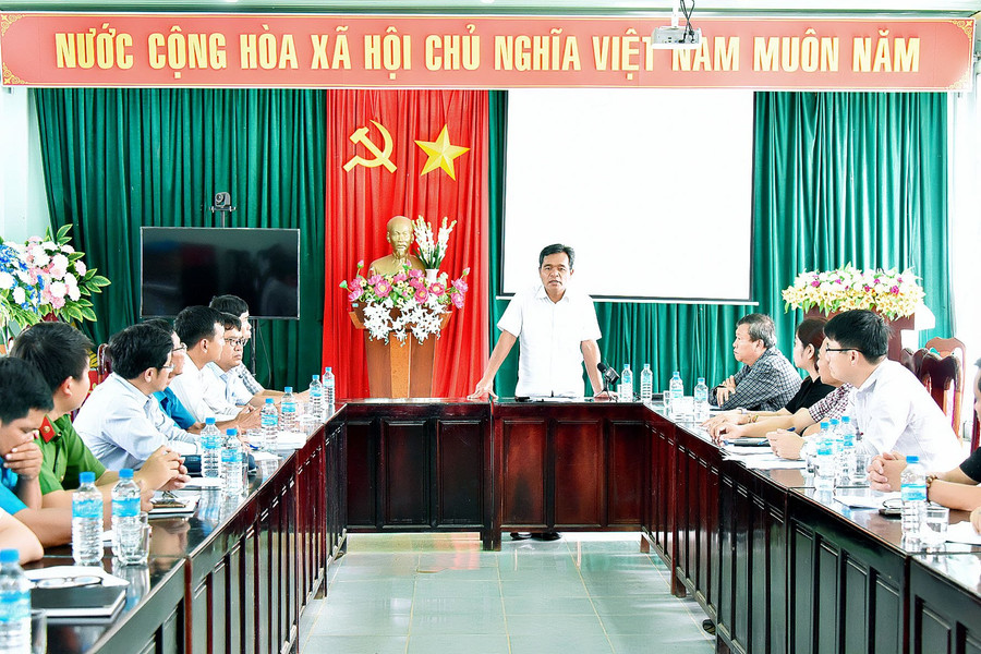 Bí thư Tỉnh ủy Hồ Văn Niên đề nghị xã Ia Kreng cần có quyết tâm chính trị cao trong phát triển kinh tế, giảm nghèo bền vững. Ảnh: Đức Thụy