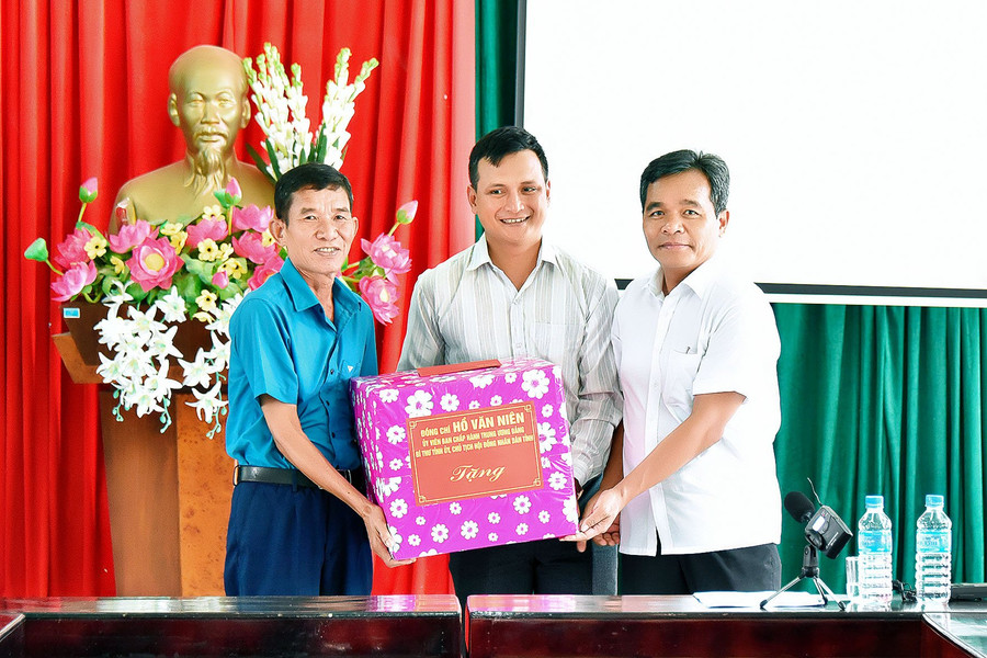 Bí thư Tỉnh ủy Hồ Văn Niên trao quà cho hệ thống chính trị xã Ia Kreng. Ảnh: Đức Thụy