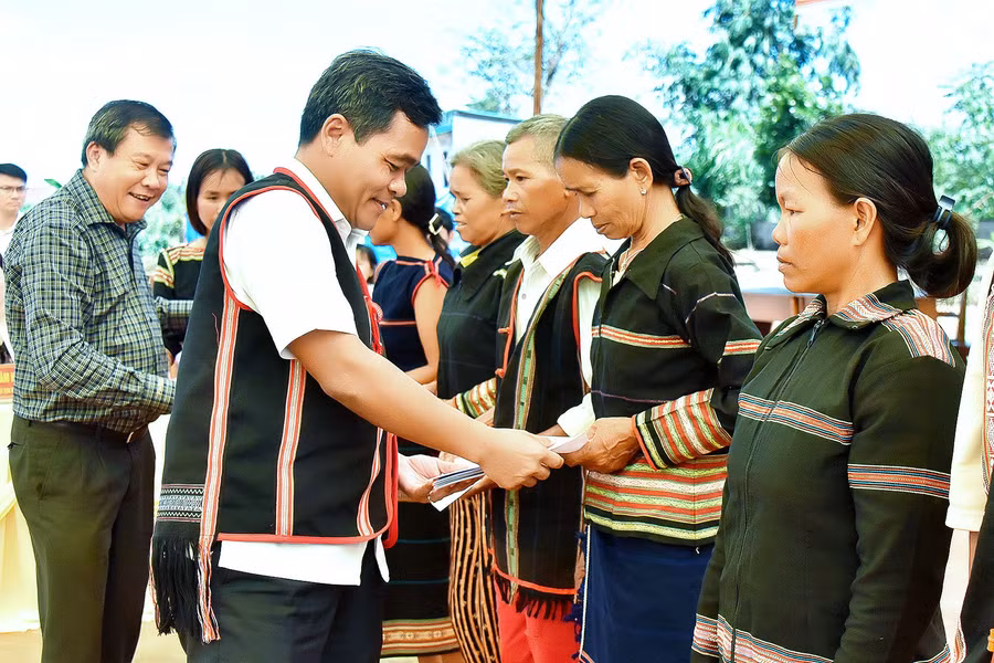 Cá nhân Bí thư Tỉnh ủy Hồ Văn Niên tặng 14 suất quà cho 14 hộ nghèo trong làng. Ảnh: Đức Thụy