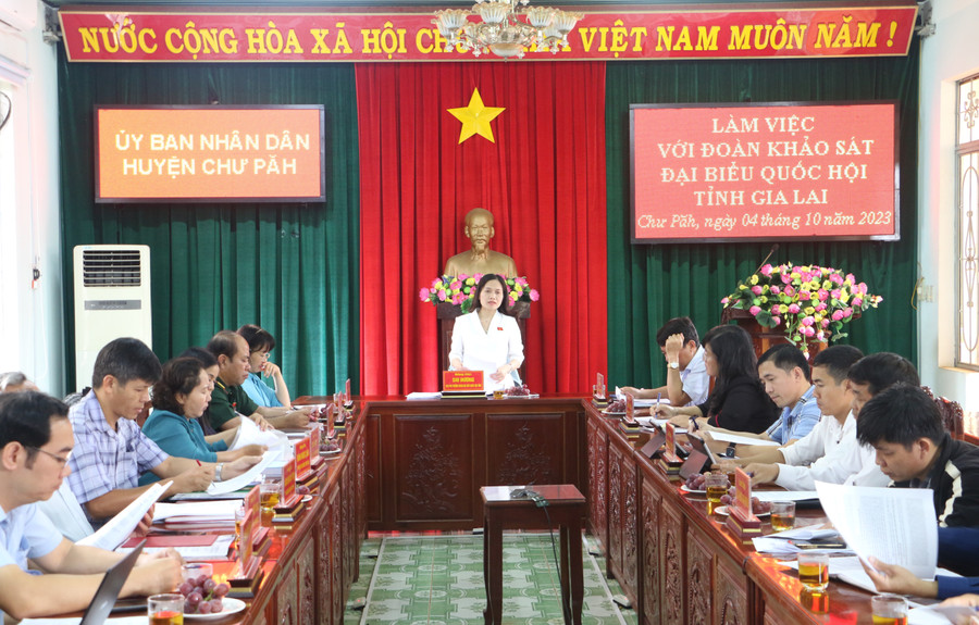 Quang cảnh buổi làm việc của đoàn khảo sát với UBND huyện Chư Păh. Ảnh: Quang Tấn