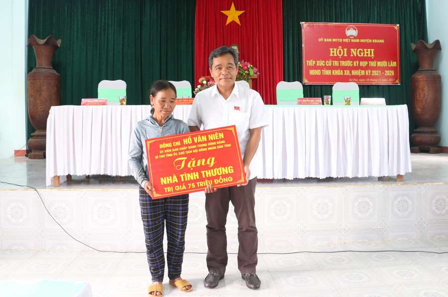 Bí thư Tỉnh ủy Hồ Văn Niên tặng 1 căn nhà tình thương trị giá 75 triệu đồng cho hộ bà Đinh Thị Cúi (làng Tơ Kơr). Ảnh: Quang Tấn Bí thư Tỉnh ủy Hồ Văn Niên tặng 1 căn nhà tình thương trị giá 75 triệu đồng cho hộ bà Đinh Thị Cúi (làng Tơ Kơr). Ảnh: Quang Tấn