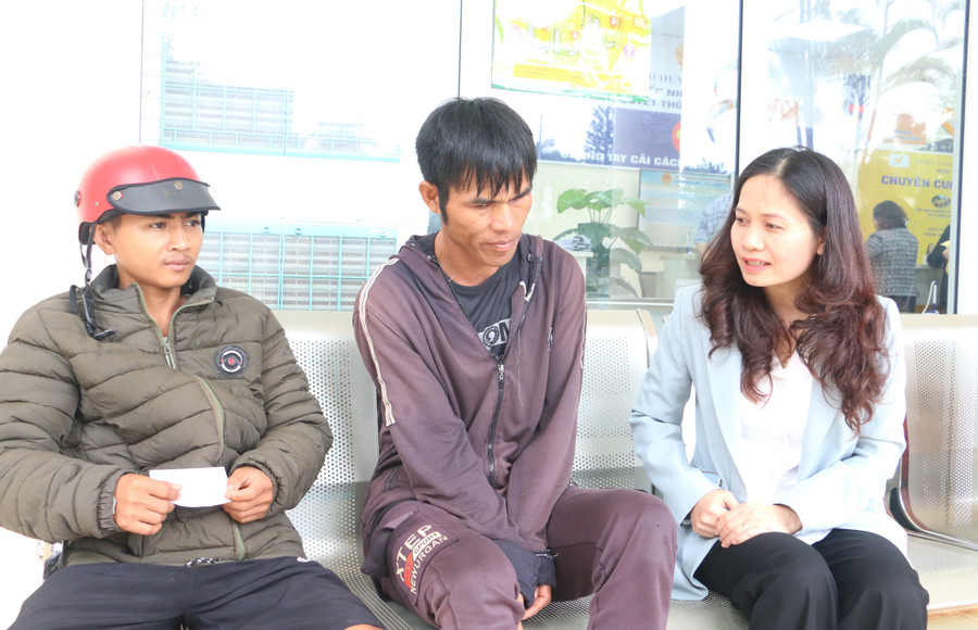 Bà Siu Hương-Tỉnh ủy viên, Phó Trưởng đoàn chuyên trách Đoàn đại biểu Quốc hội tỉnh khảo sát ý kiến của người dân tại Bộ phận tiếp nhận và trả kết quả. Ảnh: Quang Tấn