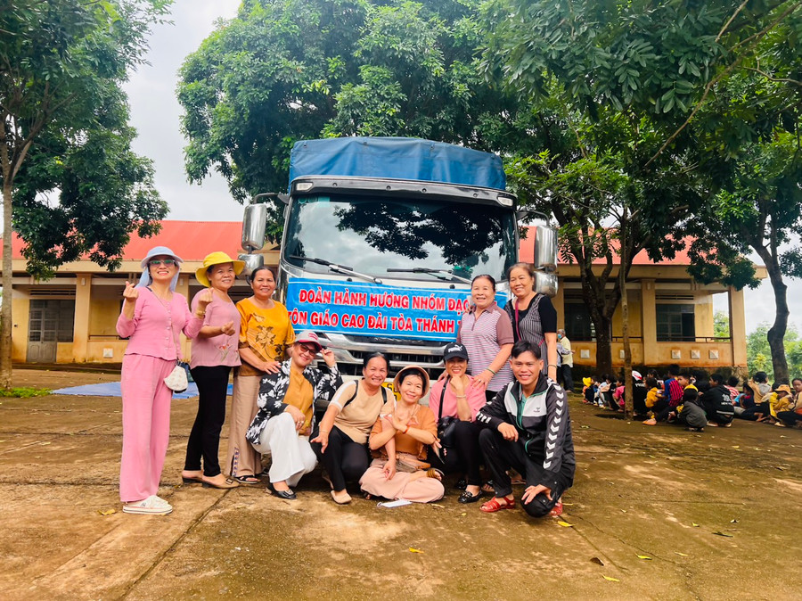 Đoàn thiện nguyện Thánh thất Hiệp Ninh đến tiếp sức cho các em học sinh vùng khó Chư Don. Ảnh: H.P Đoàn thiện nguyện Thánh thất Hiệp Ninh đến tiếp sức cho các em học sinh vùng khó Chư Don. Ảnh: H.P