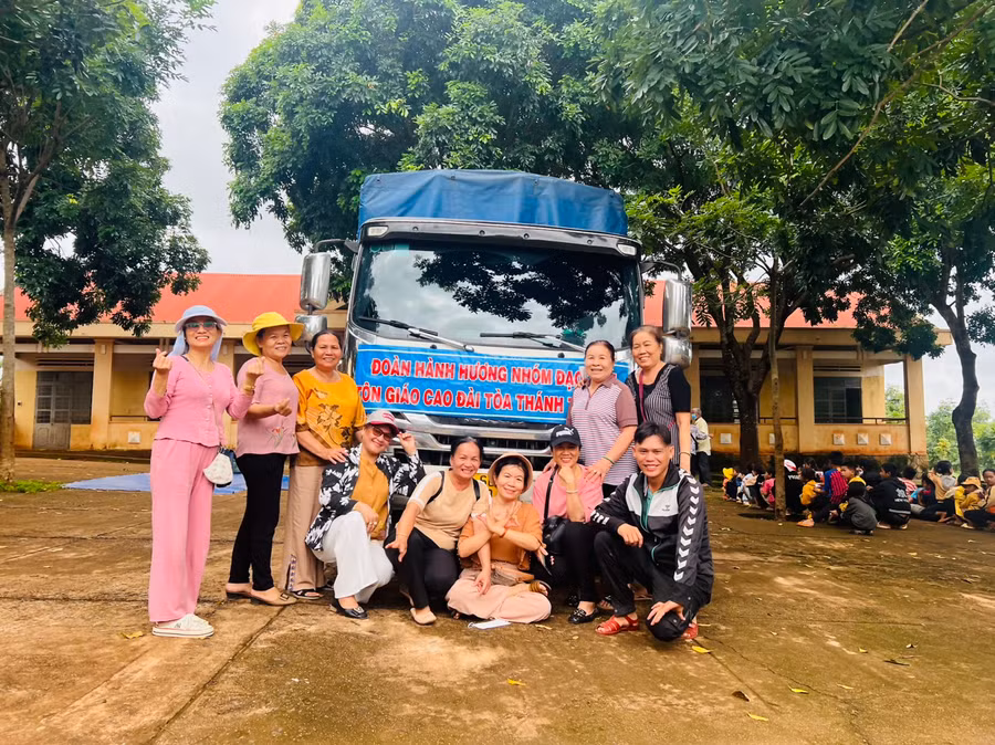 Đoàn thiện nguyện Thánh thất Hiệp Ninh đến tiếp sức cho các em học sinh vùng khó Chư Don. Ảnh: H.P