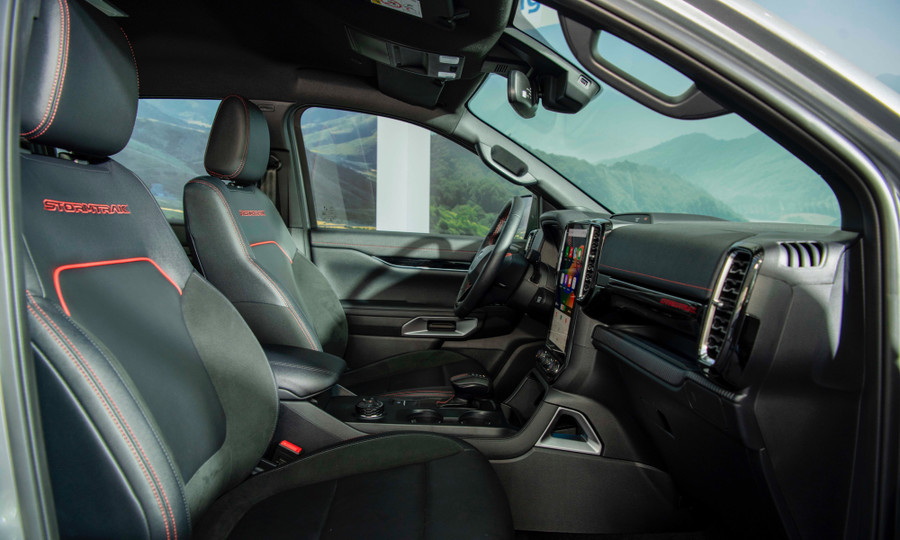 Khoang lái của Ford Ranger 2024 có thiết kế gọn gàng, phóng khoáng, tạo cảm giác dễ chịu cho người dùng. Ảnh: ST. Khoang lái của Ford Ranger 2024 có thiết kế gọn gàng, phóng khoáng, tạo cảm giác dễ chịu cho người dùng. Ảnh: ST.