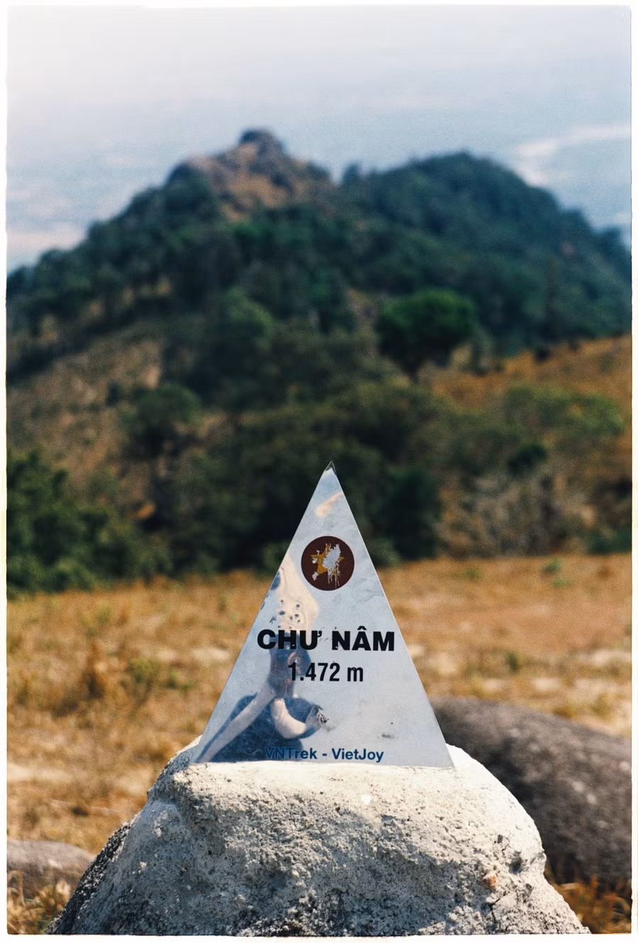 Phùng Tuyển có sở thích chụp lại những chuyến hành trình của mình bằng máy ảnh film. Ảnh: NVCC Phùng Tuyển có sở thích chụp lại những chuyến hành trình của mình bằng máy ảnh film. Ảnh: NVCC