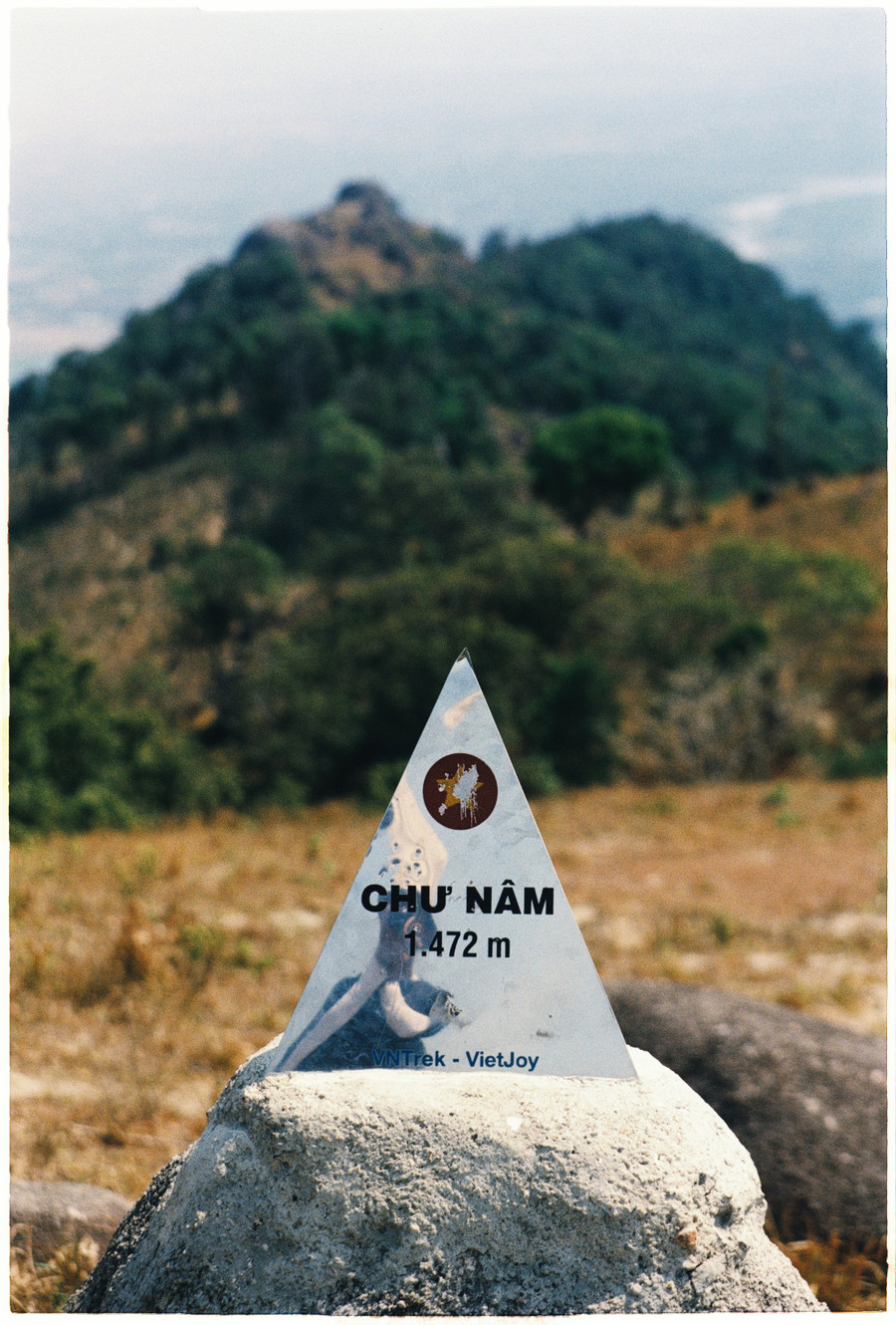 Phùng Tuyển có sở thích chụp lại những chuyến hành trình của mình bằng máy ảnh film. Ảnh: NVCC