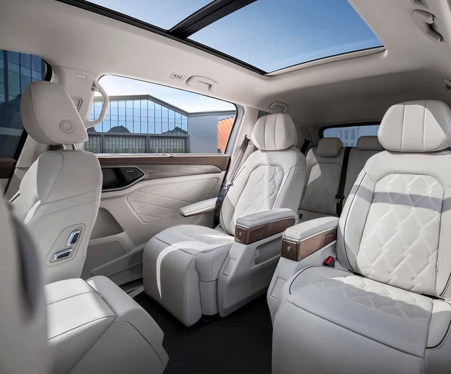 Hàng ghế thứ hai được thiết kế với kiểu thương gia là một điểm nổi bật của mẫu MPV "cận sang" này. Ảnh: ST Hàng ghế thứ hai được thiết kế với kiểu thương gia là một điểm nổi bật của mẫu MPV "cận sang" này. Ảnh: ST