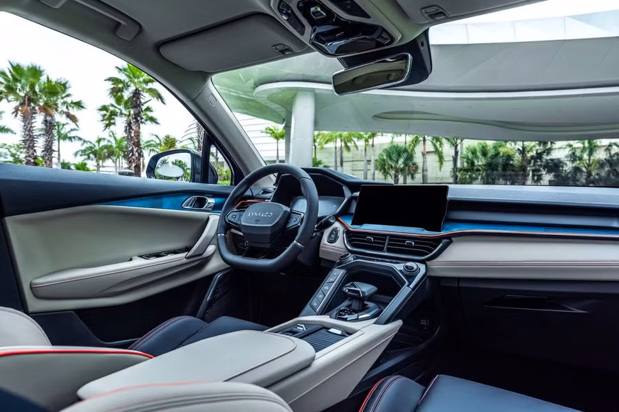 Lynk & Co 06 có nội thất thiết kế trẻ trung hướng tới sự tiện lợi trong quá trình sử dụng, và được hoàn thiện từ những vật liệu cao cấp như da và kim loại. Ảnh: ST. Lynk & Co 06 có nội thất thiết kế trẻ trung hướng tới sự tiện lợi trong quá trình sử dụng, và được hoàn thiện từ những vật liệu cao cấp như da và kim loại. Ảnh: ST.