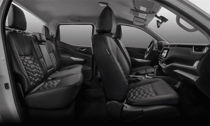 Nội thất được thay đổi bên trong Nissan Navara 2024 nhằm phục vụ hành khách tốt hơn. Ảnh: ST