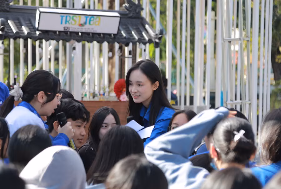 Chị Mai Ngọc Anh giao lưu với các thành viên tham gia chương trình. Ảnh: ĐVCC