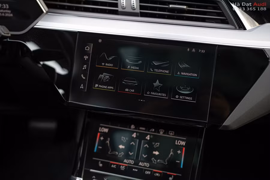 Các chức năng chính của xe hầu như được thực hiện thông qua hai màn hình cảm ứng trung tâm. Ảnh: ST Các chức năng chính của xe hầu như được thực hiện thông qua hai màn hình cảm ứng trung tâm. Ảnh: ST