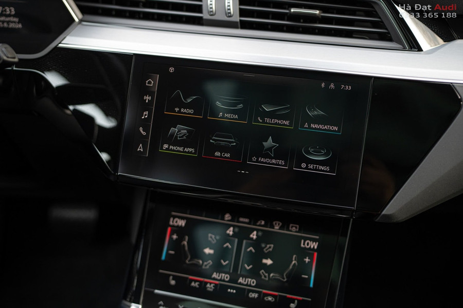 Các chức năng chính của xe hầu như được thực hiện thông qua hai màn hình cảm ứng trung tâm. Ảnh: ST