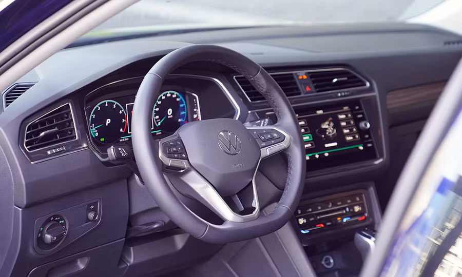 Vô-lăng 3 chấu viền crôm, vừa mang lại sự êm ái vừa tăng thêm tính sang trọng. Ảnh: ST. Vô-lăng 3 chấu viền crôm, vừa mang lại sự êm ái vừa tăng thêm tính sang trọng. Ảnh: ST.