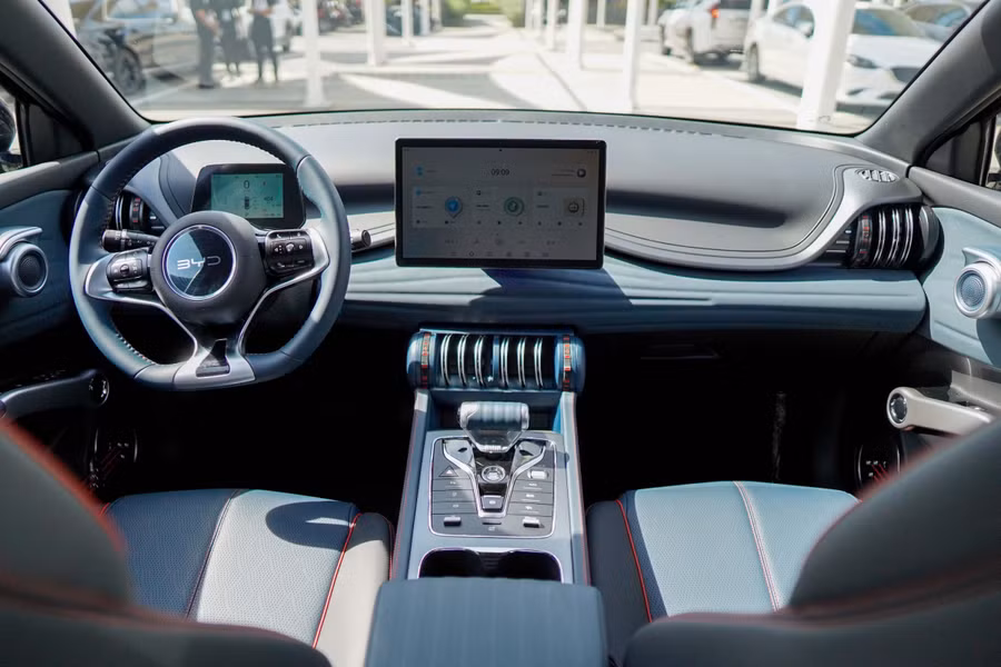 Nội thất của xe điện BYD Atto 3 2024 với tông màu xanh/kem giúp không gian xe trở nên rộng rãi hơn. Ảnh: ST