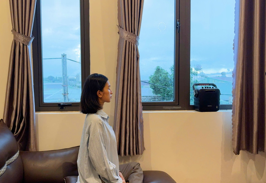 Thảo Nhi luôn cố gắng duy trì việc hành thiền mỗi ngày, với tư thế ngồi thoải mái và không gian phù hợp nhất trong nhà. Ảnh: NVCC
