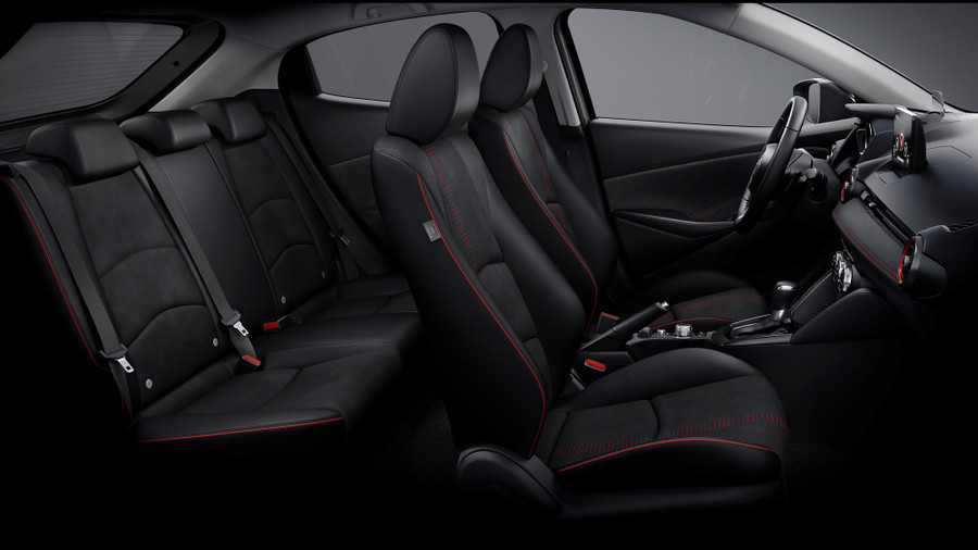 Nội thất cao cấp sử dụng chất liệu da pha nỉ phối chỉ đỏ vô cùng đẹp mắt. Ảnh: ST Nội thất cao cấp sử dụng chất liệu da pha nỉ phối chỉ đỏ vô cùng đẹp mắt. Ảnh: ST