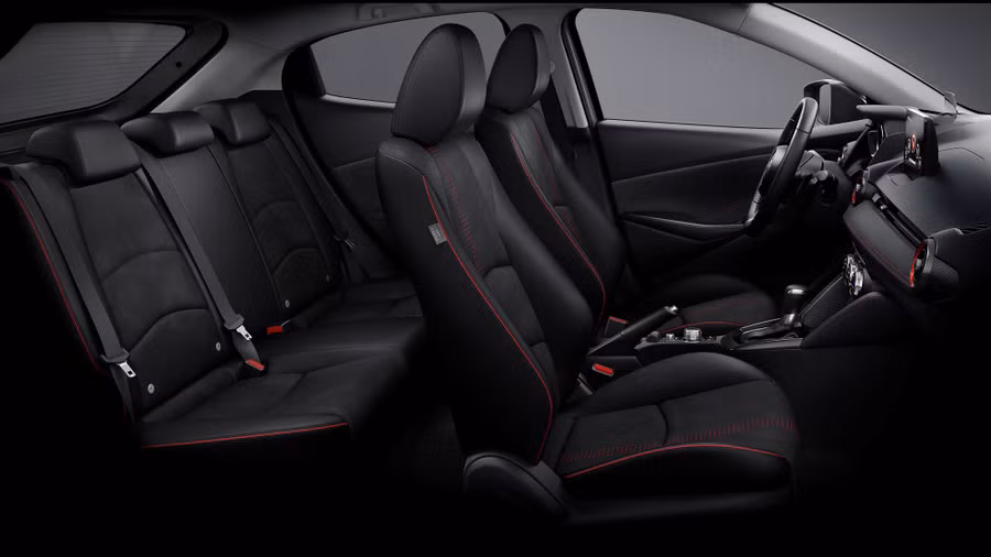 Nội thất cao cấp sử dụng chất liệu da pha nỉ phối chỉ đỏ vô cùng đẹp mắt. Ảnh: ST Nội thất cao cấp sử dụng chất liệu da pha nỉ phối chỉ đỏ vô cùng đẹp mắt. Ảnh: ST