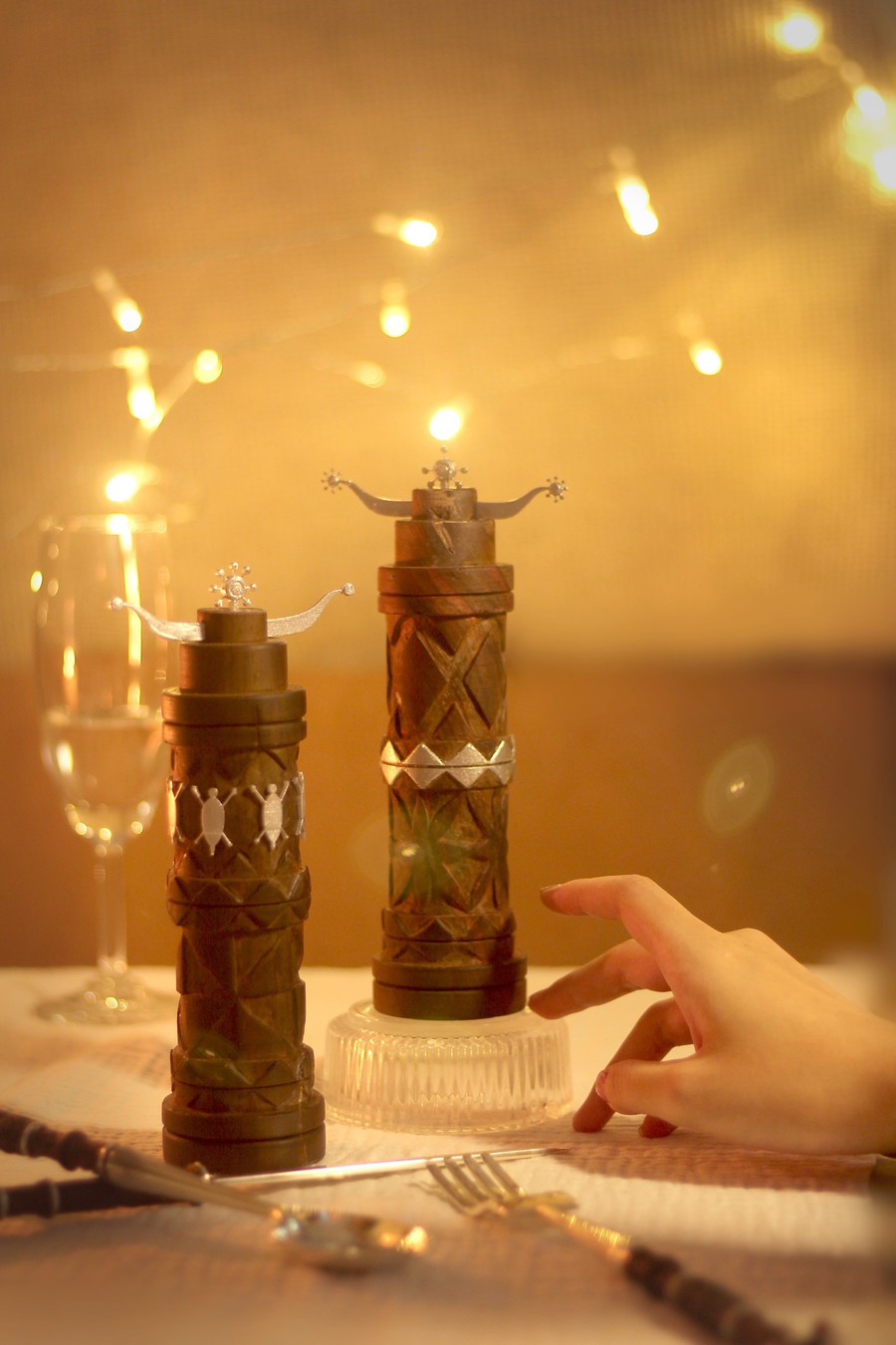 Đồ án tốt nghiệp mang đậm chất Tây Nguyên của Lưu Vĩnh Toàn với sự hỗ trợ của người làm mẫu tay. Ảnh: NVCC Đồ án tốt nghiệp mang đậm chất Tây Nguyên của Lưu Vĩnh Toàn với sự hỗ trợ của người làm mẫu tay. Ảnh: NVCC