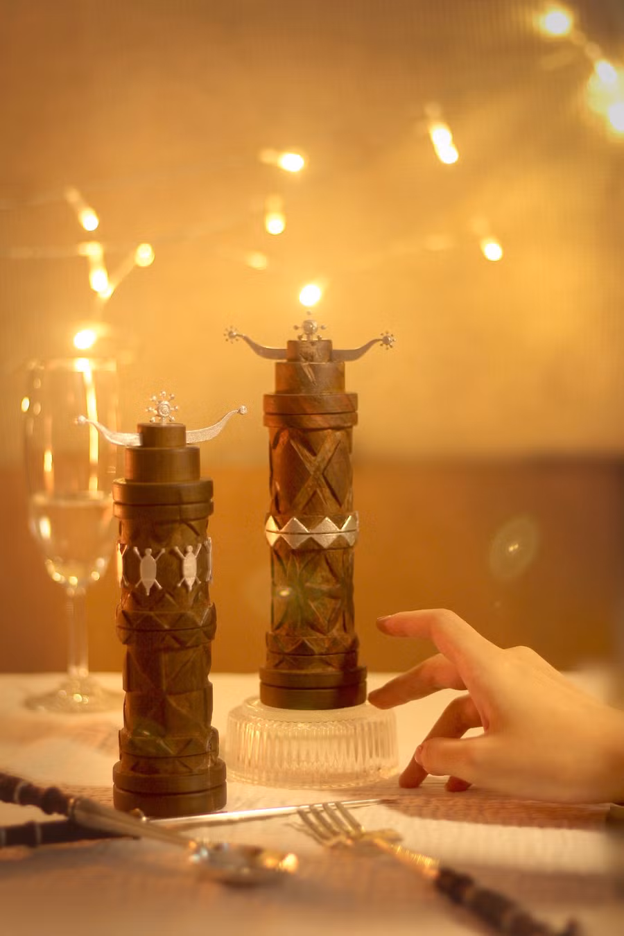 Đồ án tốt nghiệp mang đậm chất Tây Nguyên của Lưu Vĩnh Toàn với sự hỗ trợ của người làm mẫu tay. Ảnh: NVCC Đồ án tốt nghiệp mang đậm chất Tây Nguyên của Lưu Vĩnh Toàn với sự hỗ trợ của người làm mẫu tay. Ảnh: NVCC