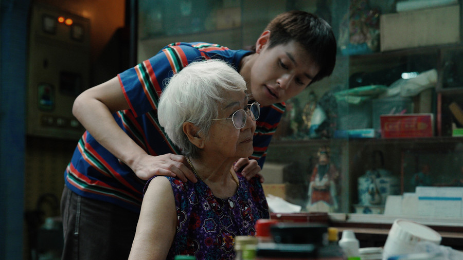“Gia tài của ngoại” với những cảnh phim về tình bà cháu khiến khán giả rung động. Ảnh: ST “Gia tài của ngoại” với những cảnh phim về tình bà cháu khiến khán giả rung động. Ảnh: ST