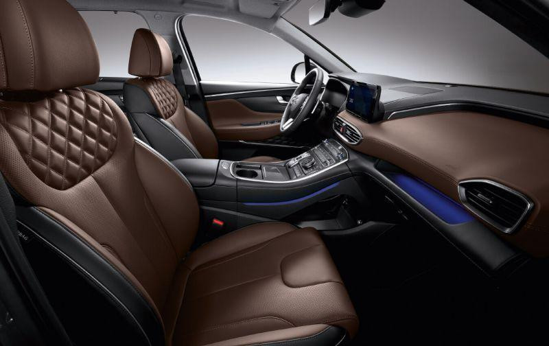 Lưng ghế ngồi được thêu họa tiết hình quả trám – kiểu trang trí vốn chỉ có trên những chiếc xe hạng sang. Ảnh: ST Lưng ghế ngồi được thêu họa tiết hình quả trám – kiểu trang trí vốn chỉ có trên những chiếc xe hạng sang. Ảnh: ST