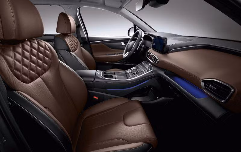 Lưng ghế ngồi được thêu họa tiết hình quả trám – kiểu trang trí vốn chỉ có trên những chiếc xe hạng sang. Ảnh: ST