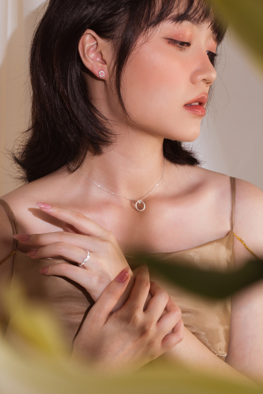 Bàn tay "tiềm năng" của Phan Thùy được chú ý đến qua bộ ảnh chân dung chụp mẫu trang sức. Ảnh: NVCC Bàn tay "tiềm năng" của Phan Thùy được chú ý đến qua bộ ảnh chân dung chụp mẫu trang sức. Ảnh: NVCC