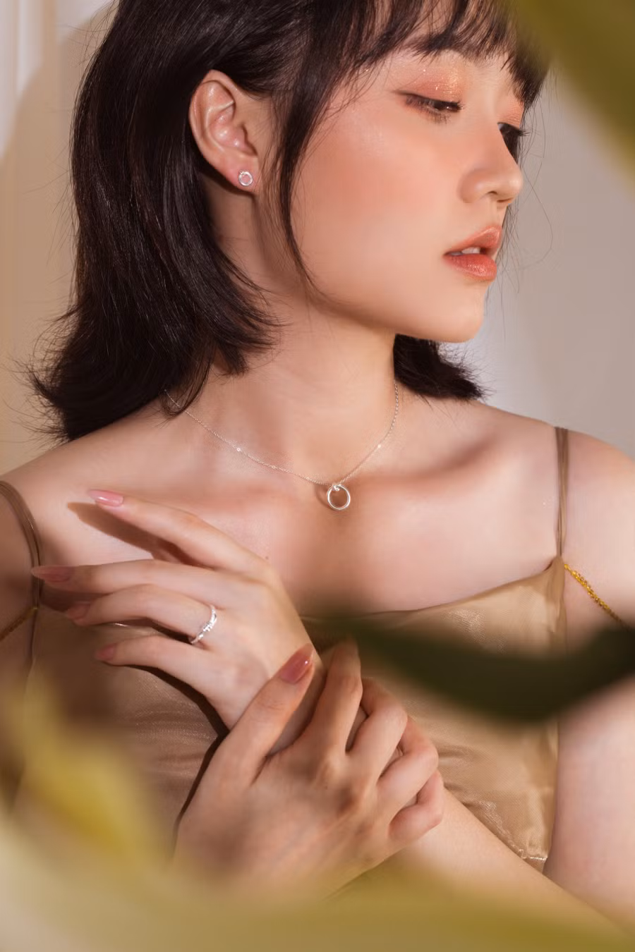 Bàn tay "tiềm năng" của Phan Thùy được chú ý đến qua bộ ảnh chân dung chụp mẫu trang sức. Ảnh: NVCC Bàn tay "tiềm năng" của Phan Thùy được chú ý đến qua bộ ảnh chân dung chụp mẫu trang sức. Ảnh: NVCC