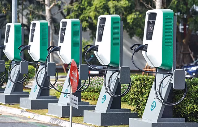 Hệ thống trạm sạc điện VinFast được ưu tiên lắp đặt tại những vị trí trọng yếu, đông dân cư và các tuyến đường có mật độ lưu thông cao, mặt bằng rộng, điều kiện giao thông thuận tiện cho việc dừng đỗ và nạp năng lượng. Ảnh: ST
