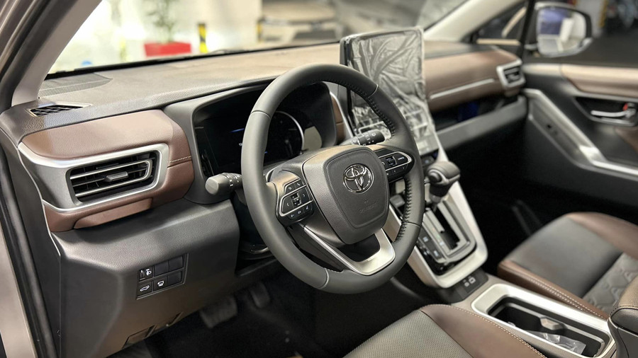 Nội thất Innova Cross được thiết kế mới và sử dụng nguyên vật liệu cao cấp hơn với màu nâu hạt dẻ. Ảnh: ST Nội thất Innova Cross được thiết kế mới và sử dụng nguyên vật liệu cao cấp hơn với màu nâu hạt dẻ. Ảnh: ST