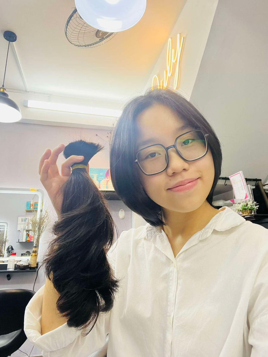 Sau khi cắt đi 35 cm tóc để hiến tặng các bệnh nhân ung thư, Mai Linh cảm thấy rất thích thú và tự hào với vẻ ngoài mới lạ của mình. Ảnh: NVCC