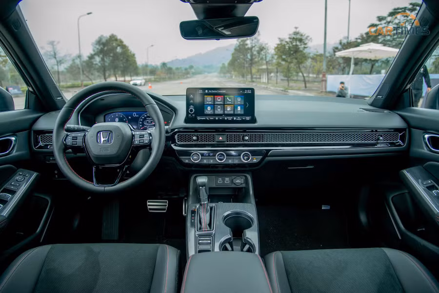 Honda Civic sở hữu khoang nội thất được thiết hoàn toàn mới với phong cách vuông vắn với tùy chọn 02 tone màu: đen hoặc be. Ảnh: ST