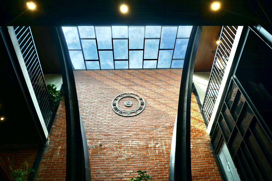 Giếng trời không chỉ lấy ánh sáng tự nhiên mà còn tạo không gian xanh trong ngôi nhà mình. Ảnh: Thảo Nhi