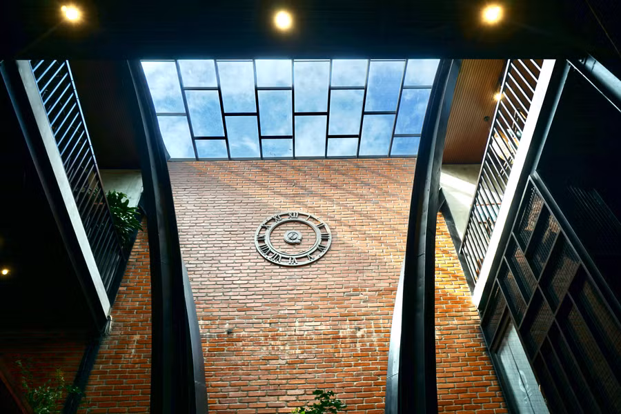 Giếng trời không chỉ lấy ánh sáng tự nhiên mà còn tạo không gian xanh trong ngôi nhà mình. Ảnh: Thảo Nhi Giếng trời không chỉ lấy ánh sáng tự nhiên mà còn tạo không gian xanh trong ngôi nhà mình. Ảnh: Thảo Nhi